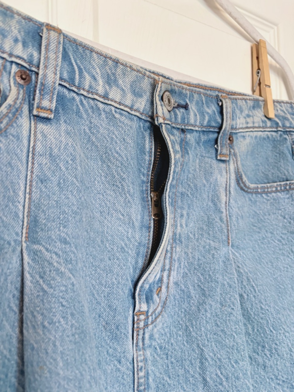Abercrombie & Fitch Pleated Denim Mini Skirt — Light Wash — Size 27/4 - Picture 4 of 5